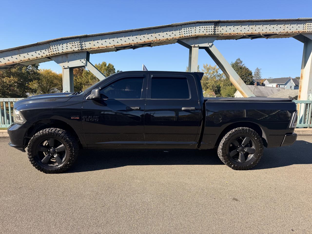 RAM 1500 4WD Crew Cab 140.5" Express *Ltd Avail* 2017