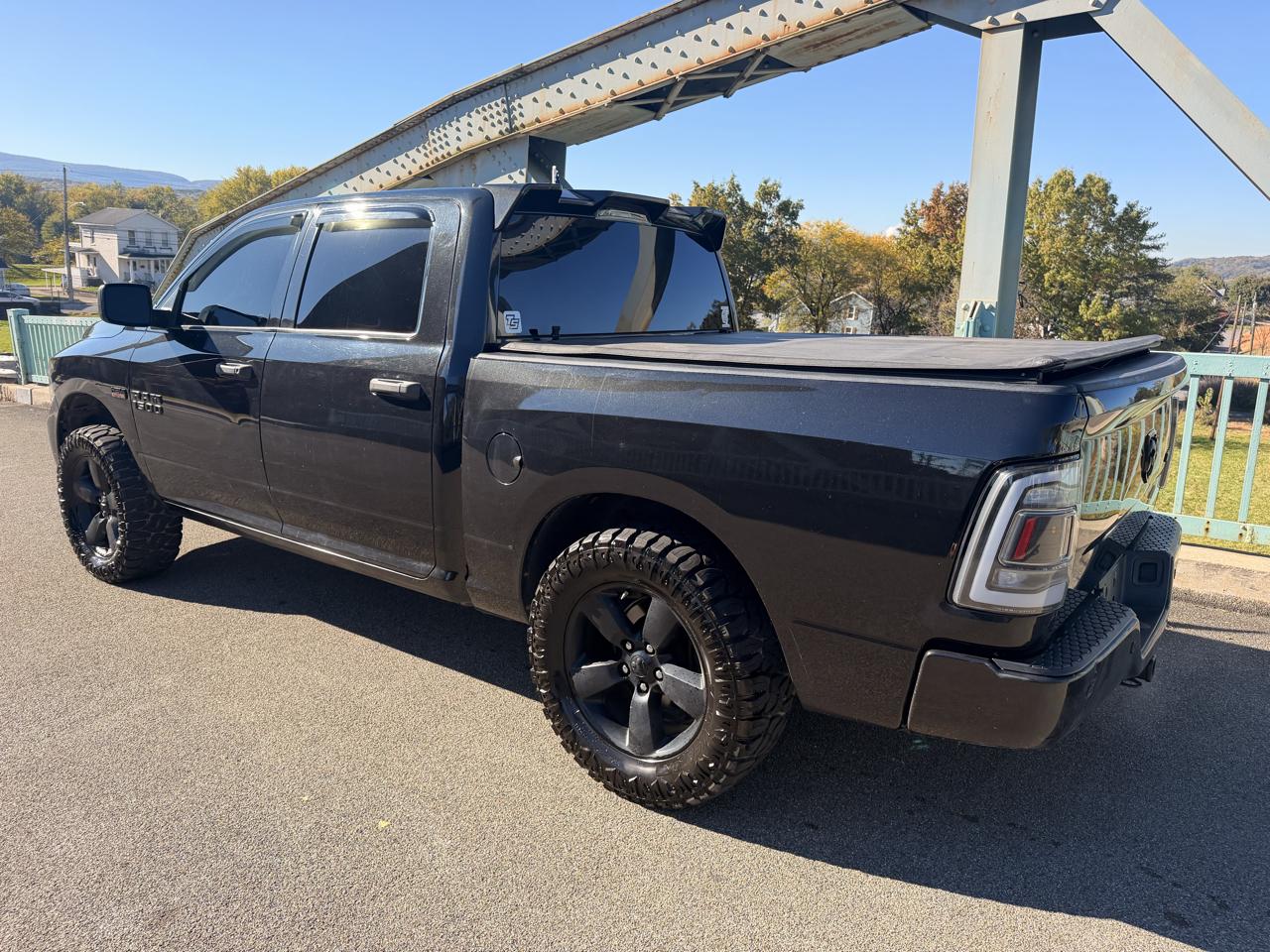 RAM 1500 4WD Crew Cab 140.5" Express *Ltd Avail* 2017