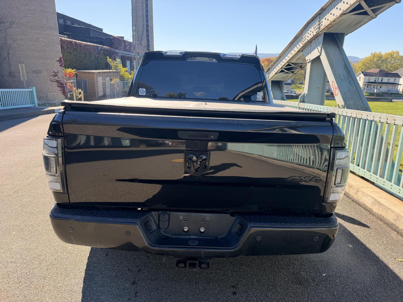 RAM 1500 4WD Crew Cab 140.5" Express *Ltd Avail* 2017