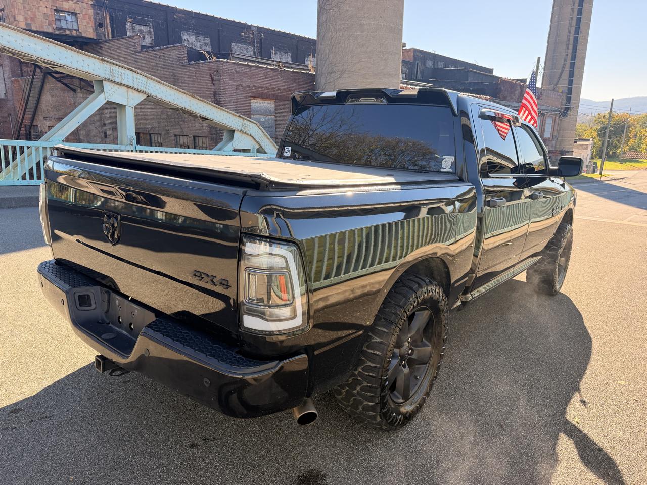 RAM 1500 4WD Crew Cab 140.5" Express *Ltd Avail* 2017