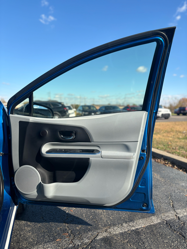 Toyota Prius c  2013 Toyota Prius c  2013