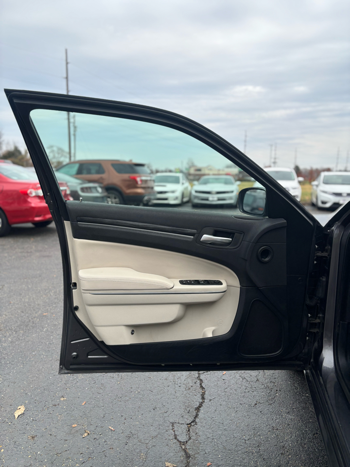 2016 Chrysler 300 Limited photo 2