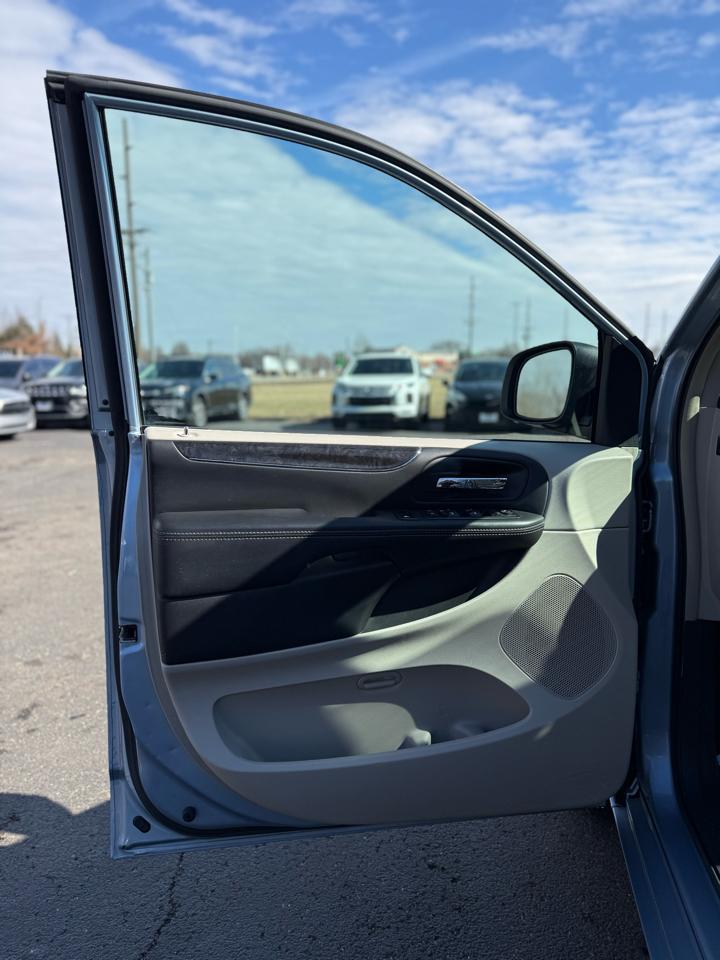 Chrysler Town & Country Touring-L 2013