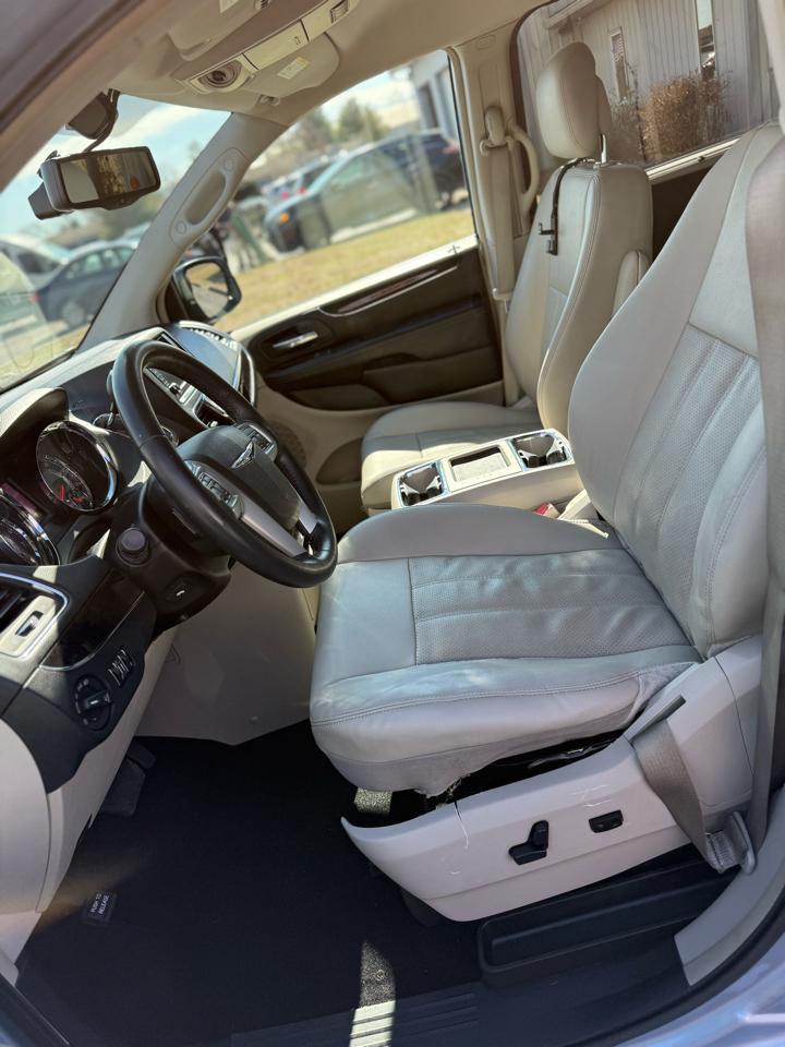 Chrysler Town & Country Touring-L 2013