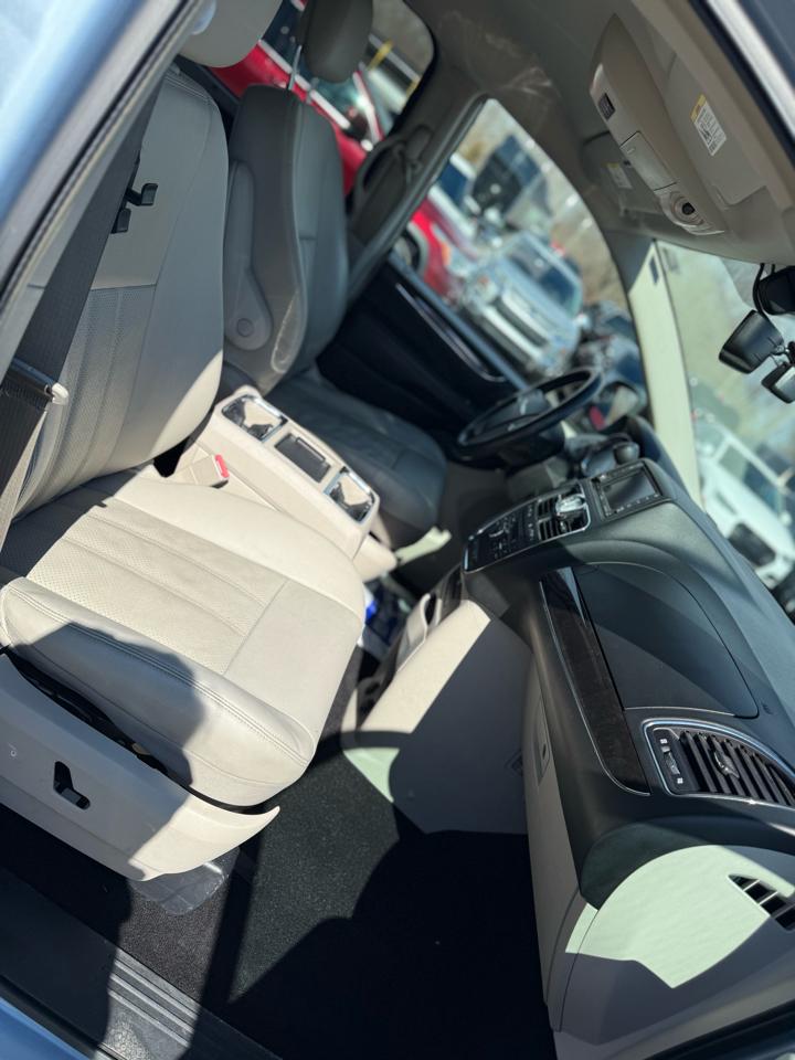 Chrysler Town & Country Touring-L 2013