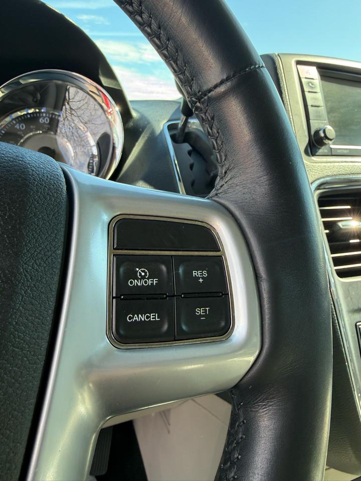 Chrysler Town & Country Touring-L 2013