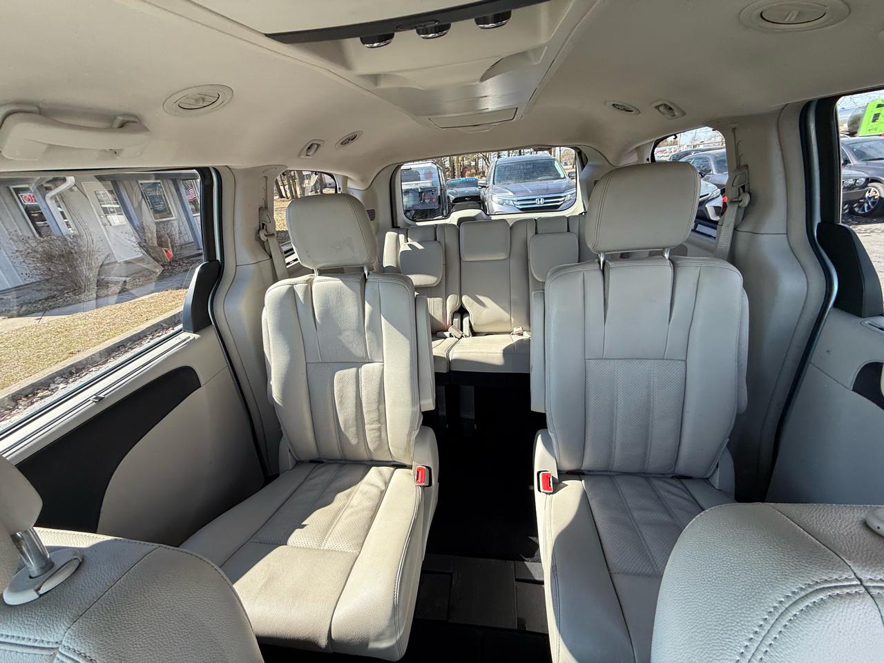 Chrysler Town & Country Touring-L 2013