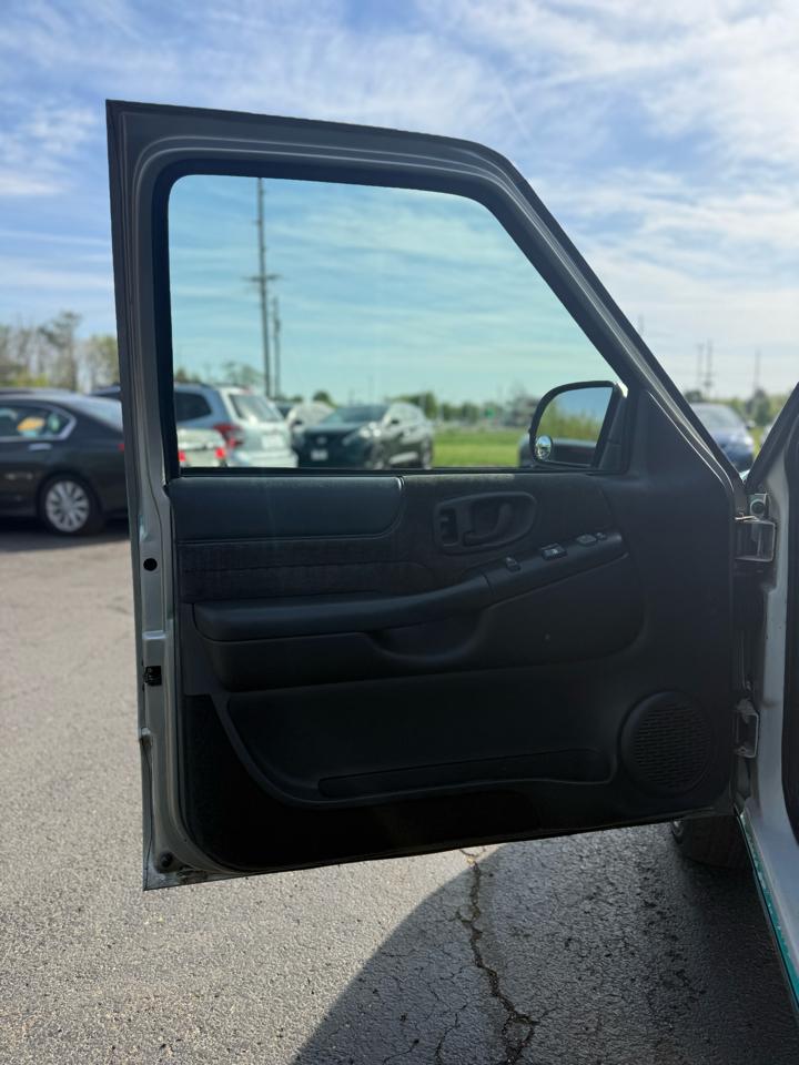 Chevrolet Blazer LS 2-Door 2WD 2001