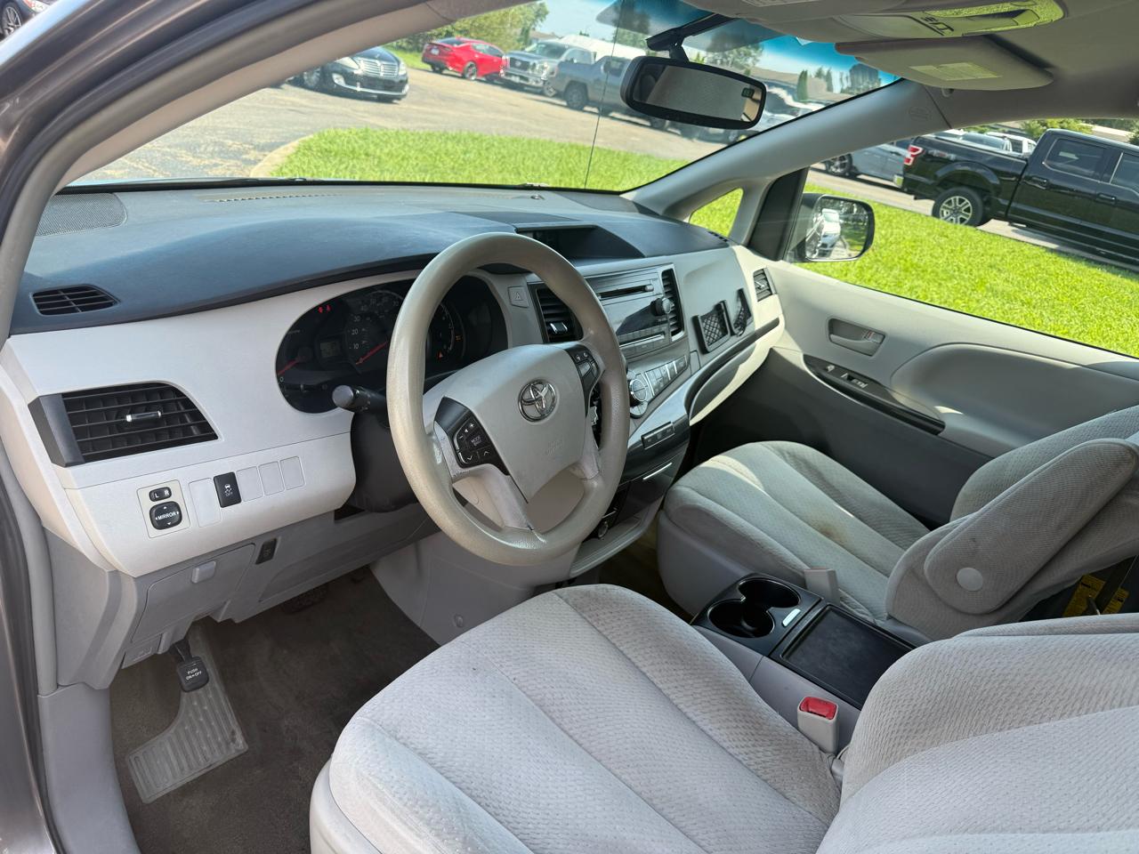 Toyota Sienna LE FWD 8-Passenger V6 2013