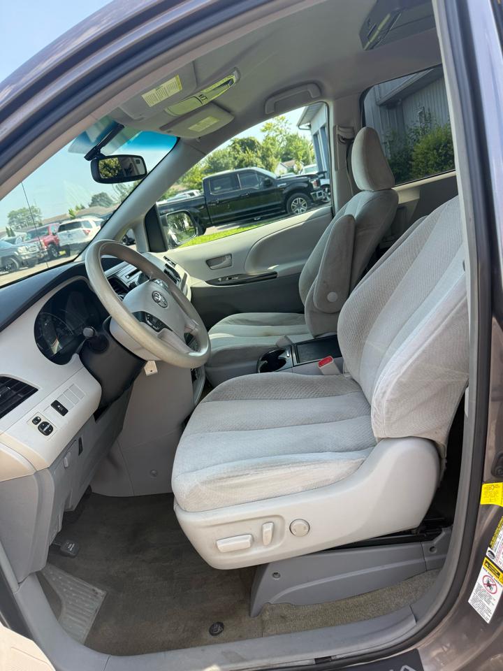 Toyota Sienna LE FWD 8-Passenger V6 2013