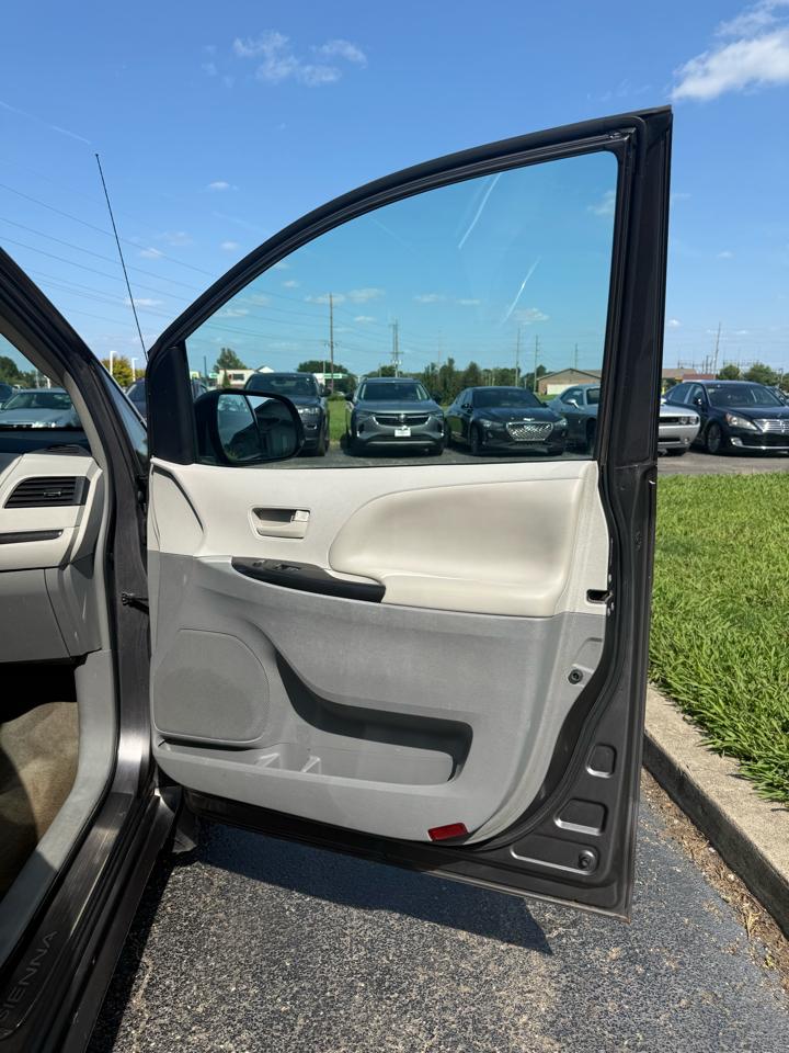 Toyota Sienna LE FWD 8-Passenger V6 2013