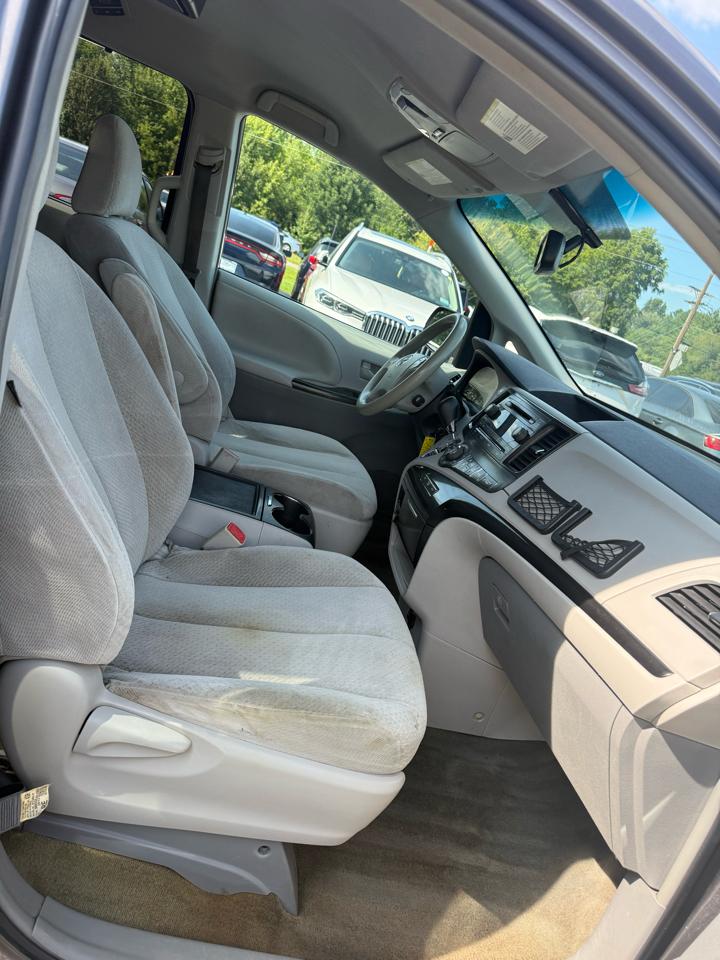 Toyota Sienna LE FWD 8-Passenger V6 2013
