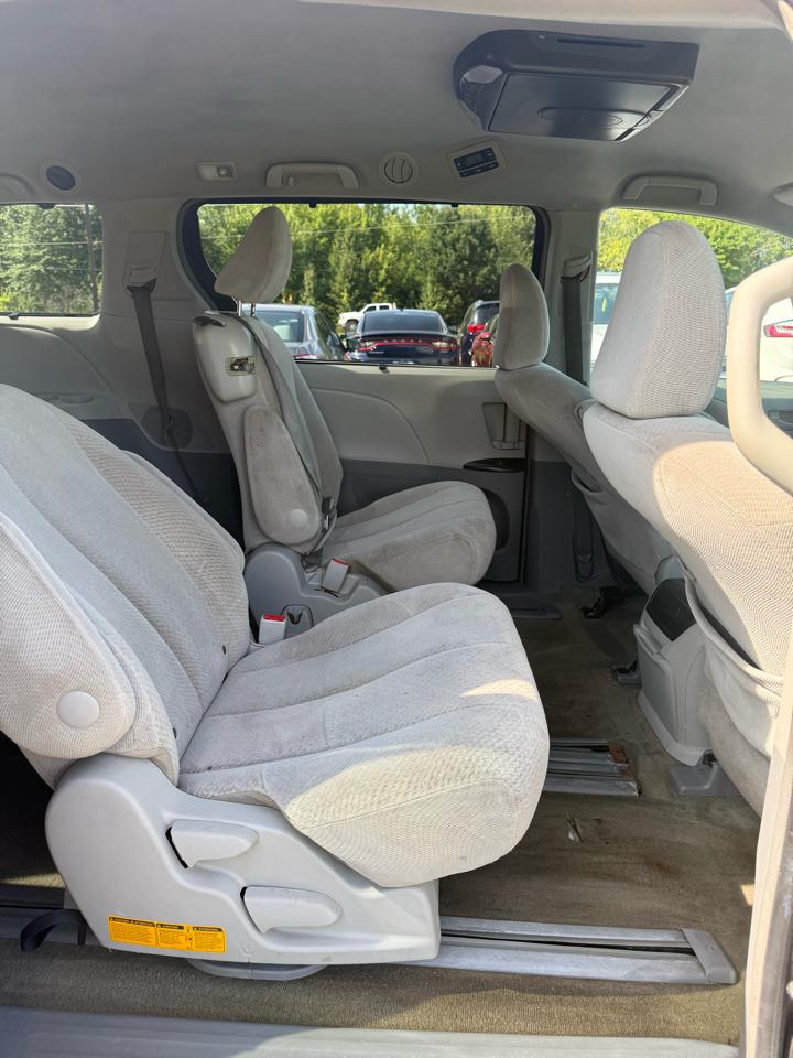 Toyota Sienna LE FWD 8-Passenger V6 2013