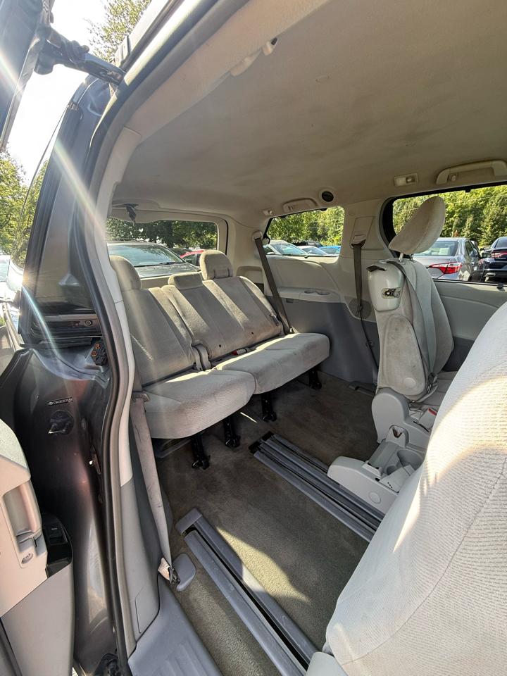 Toyota Sienna LE FWD 8-Passenger V6 2013