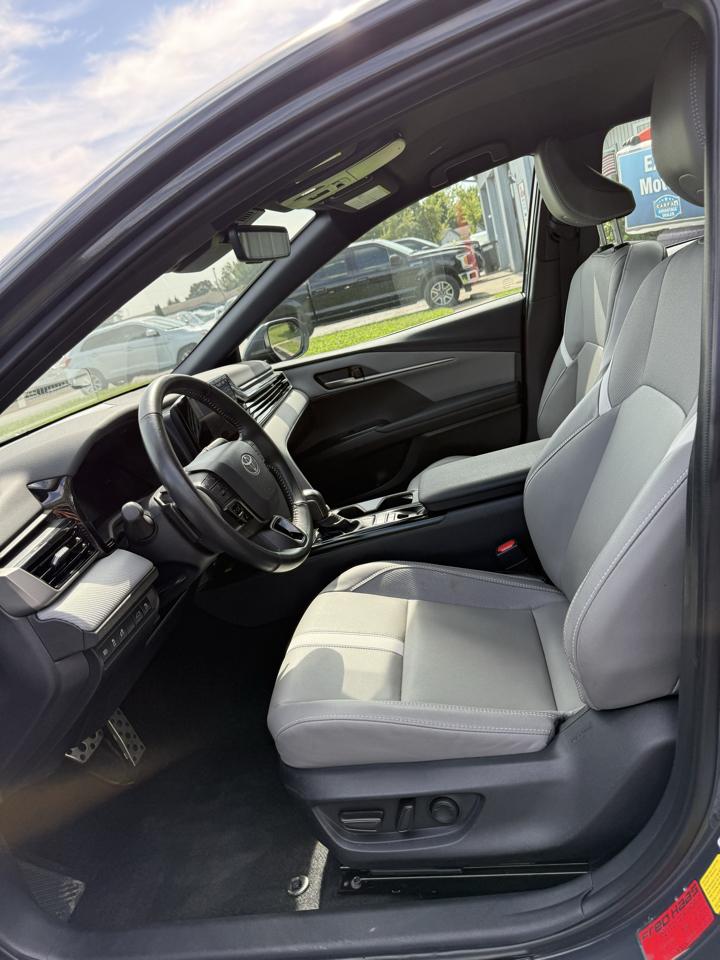 Toyota Camry Hybrid SE 2025