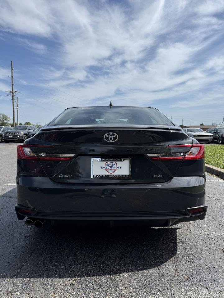 Toyota Camry Hybrid SE 2025