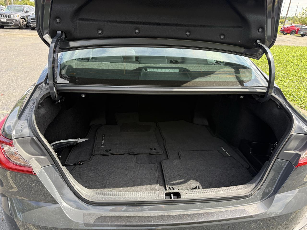 Toyota Camry Hybrid SE 2025