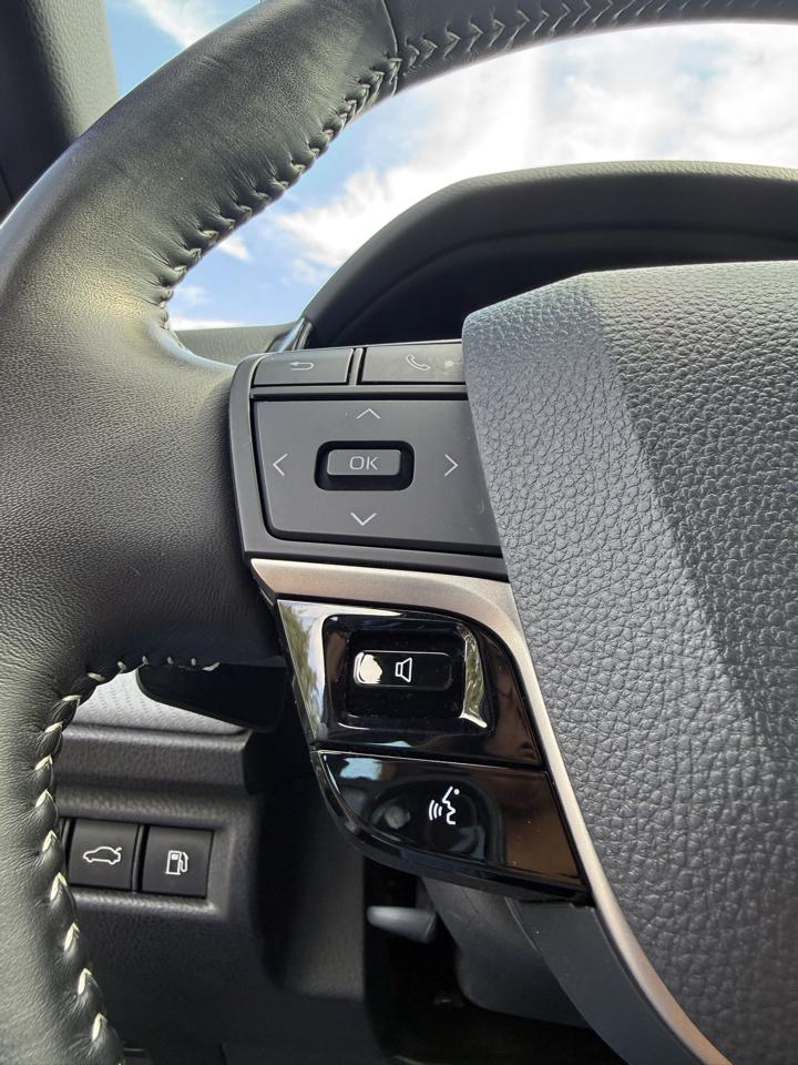 Toyota Camry Hybrid SE 2025