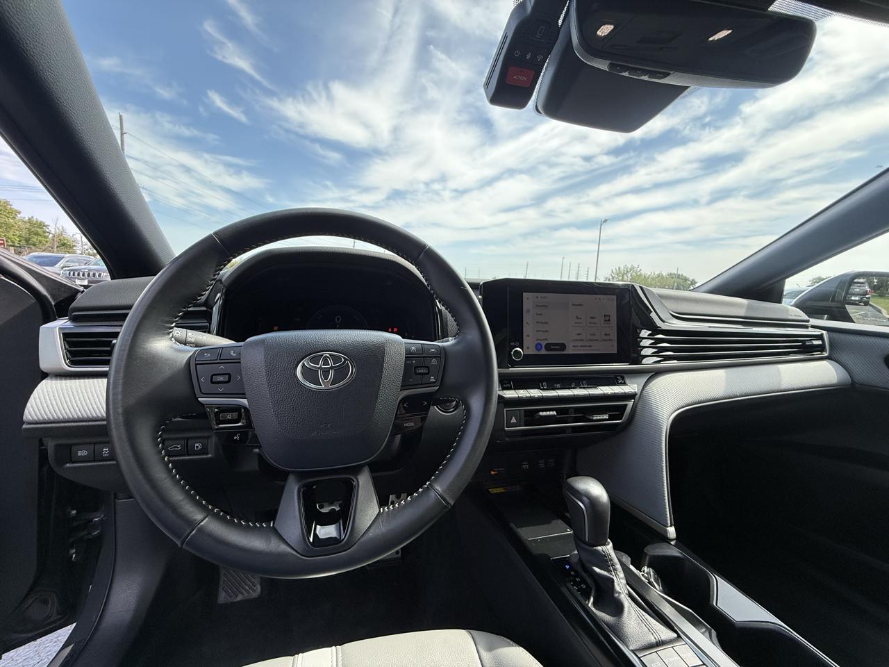 Toyota Camry Hybrid SE 2025