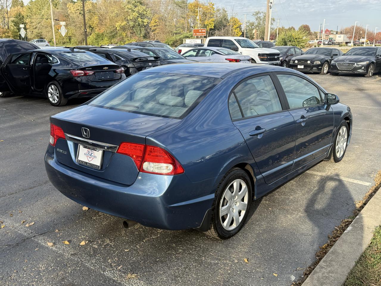 Honda Civic LX Sedan 5-Speed AT 2011
