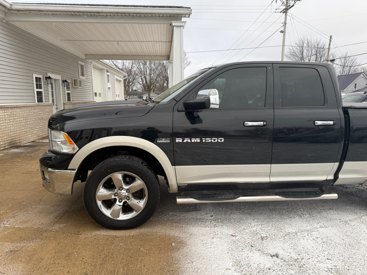 RAM 1500 4WD Quad Cab 140.5" Laramie 2011