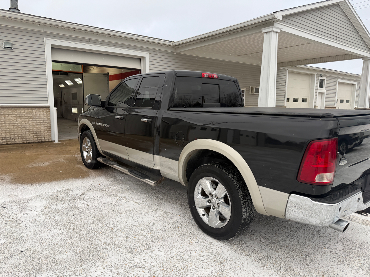 RAM 1500 4WD Quad Cab 140.5" Laramie 2011