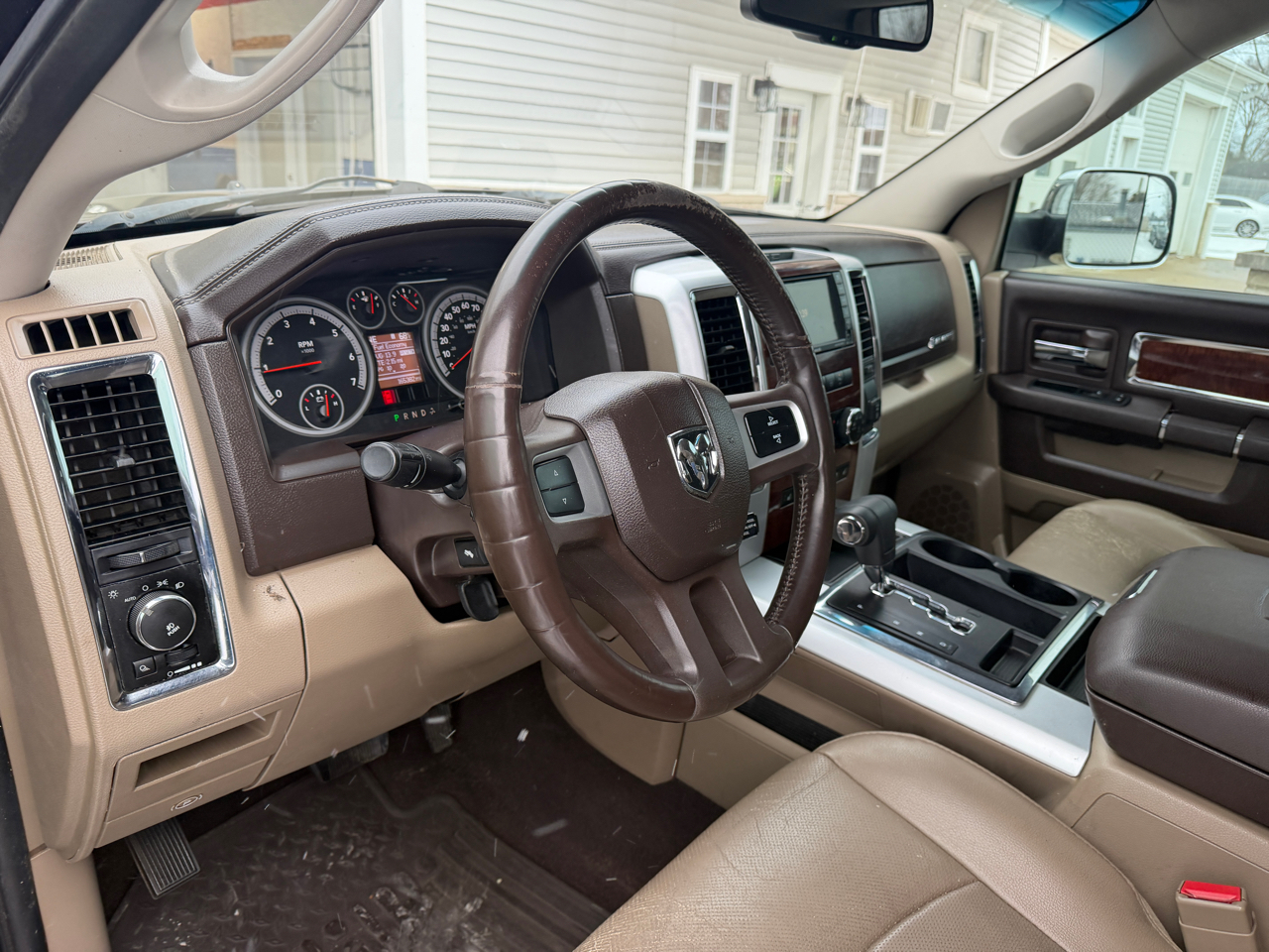 RAM 1500 4WD Quad Cab 140.5" Laramie 2011