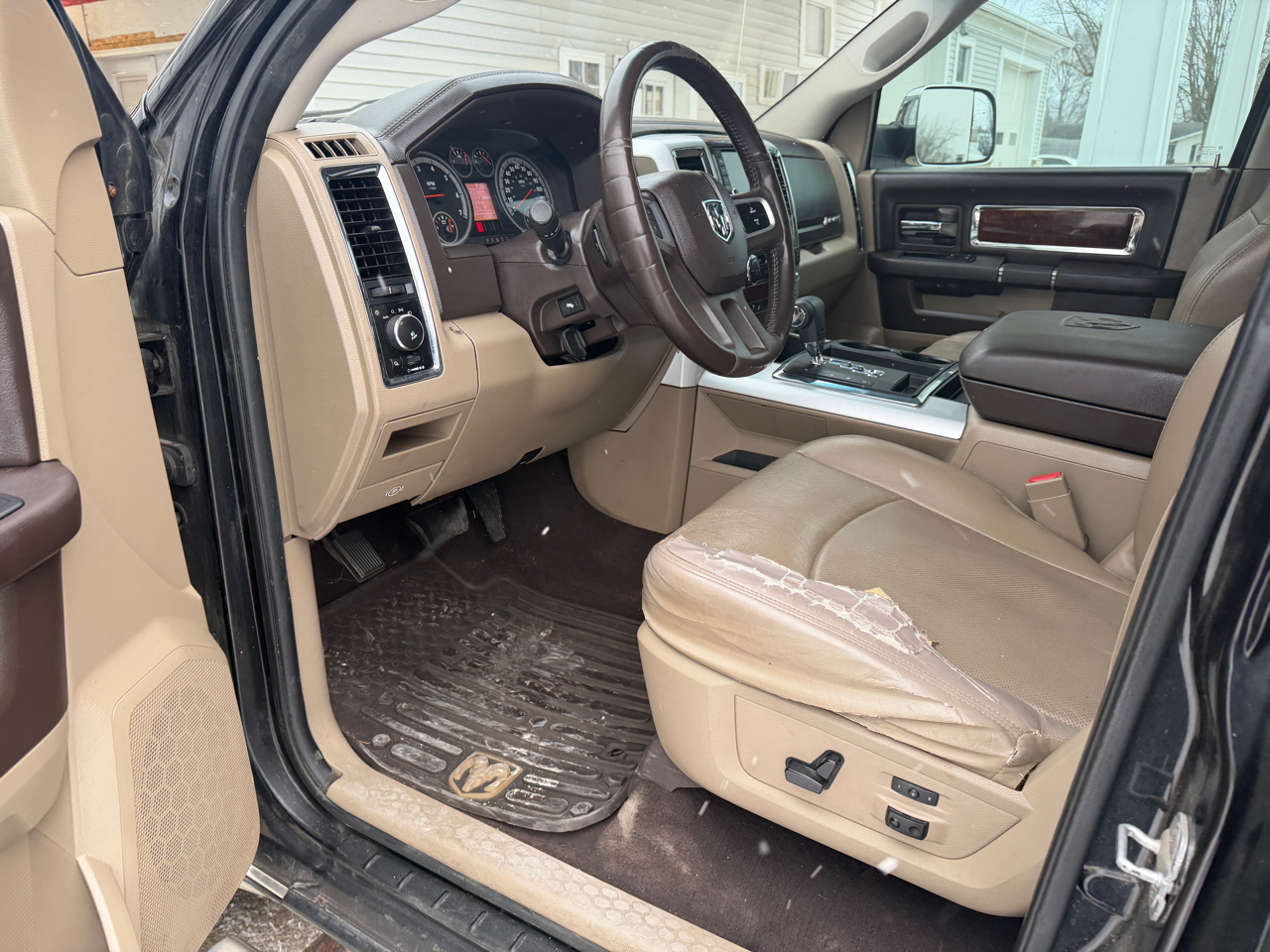 RAM 1500 4WD Quad Cab 140.5" Laramie 2011