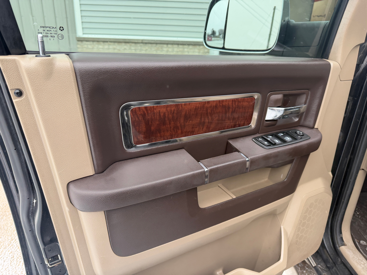 RAM 1500 4WD Quad Cab 140.5" Laramie 2011