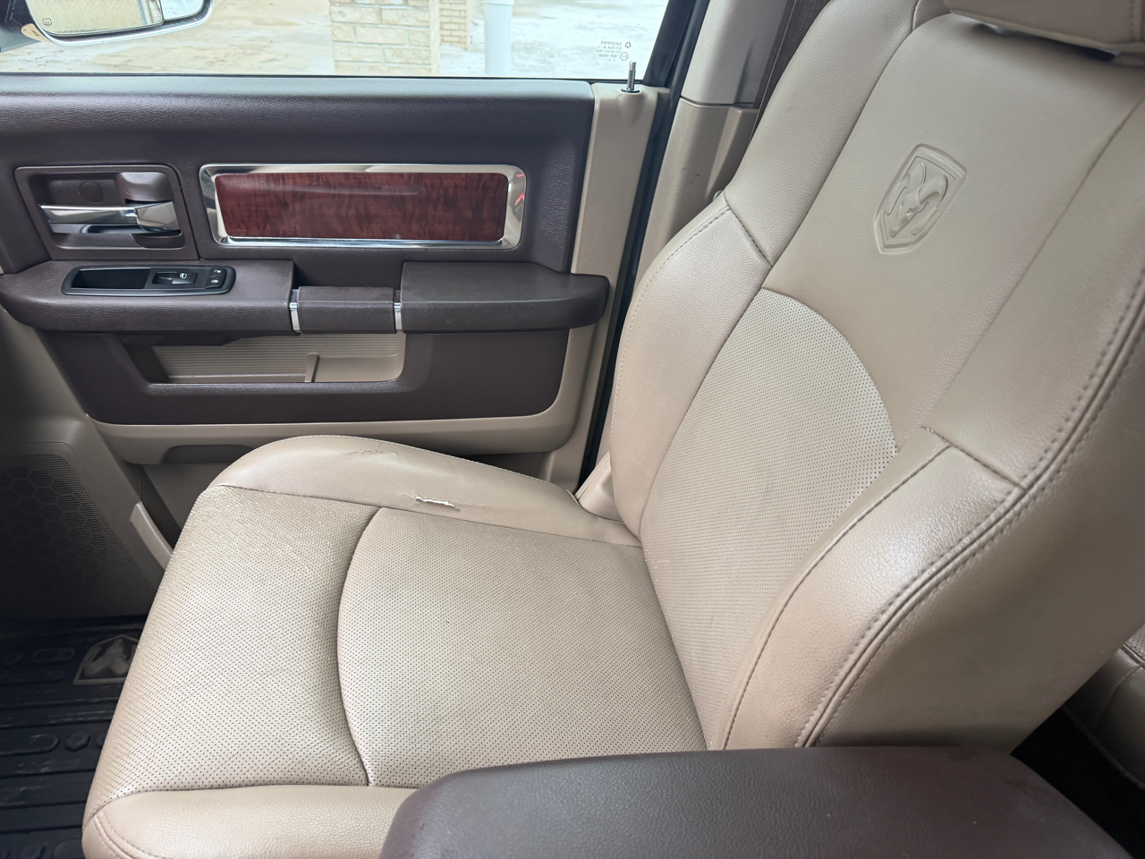 RAM 1500 4WD Quad Cab 140.5" Laramie 2011