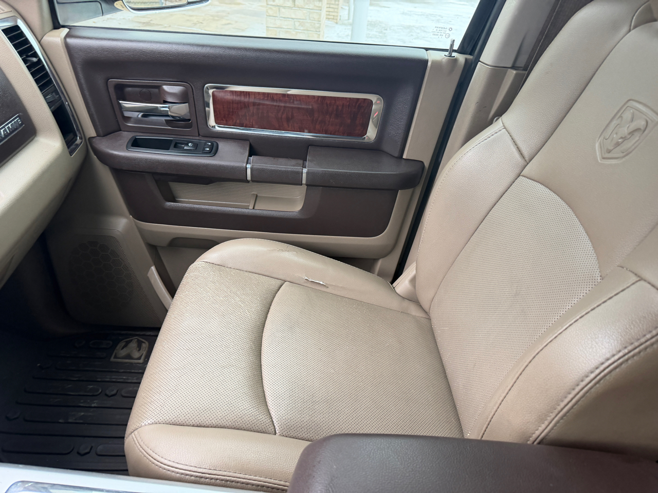 RAM 1500 4WD Quad Cab 140.5" Laramie 2011