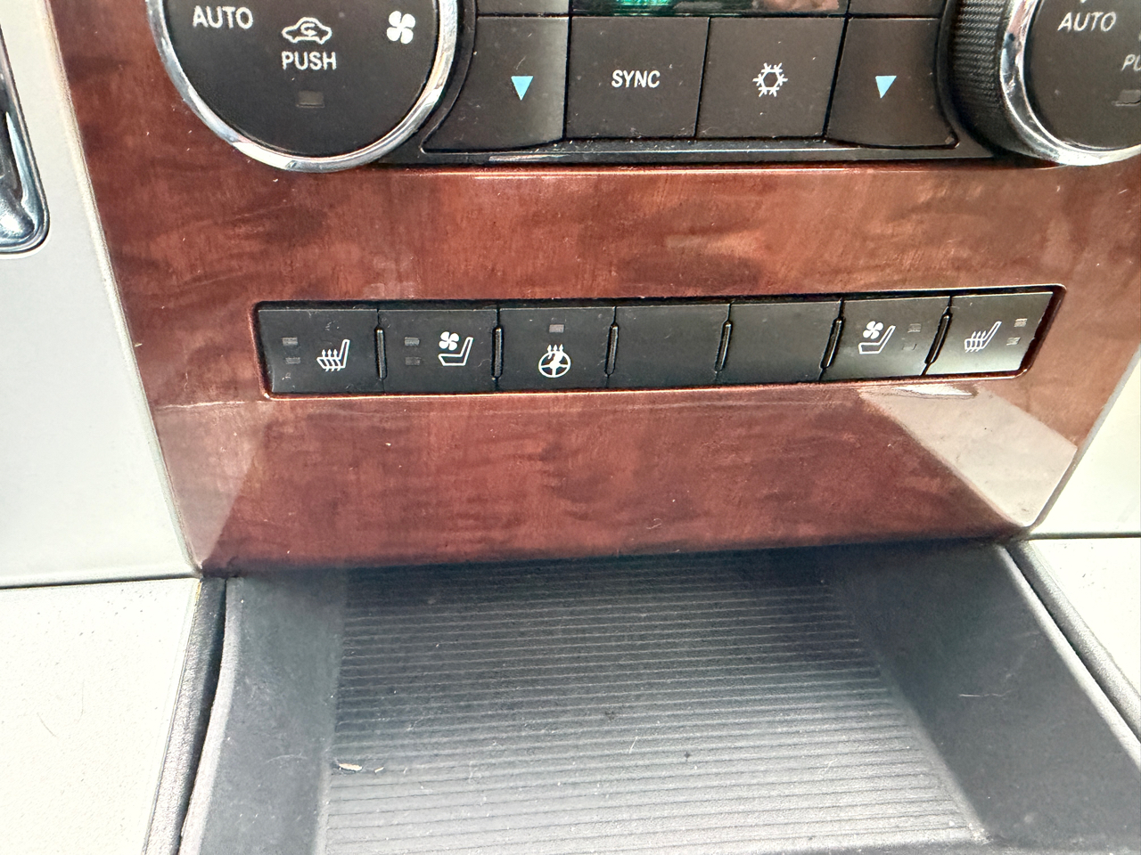 RAM 1500 4WD Quad Cab 140.5" Laramie 2011