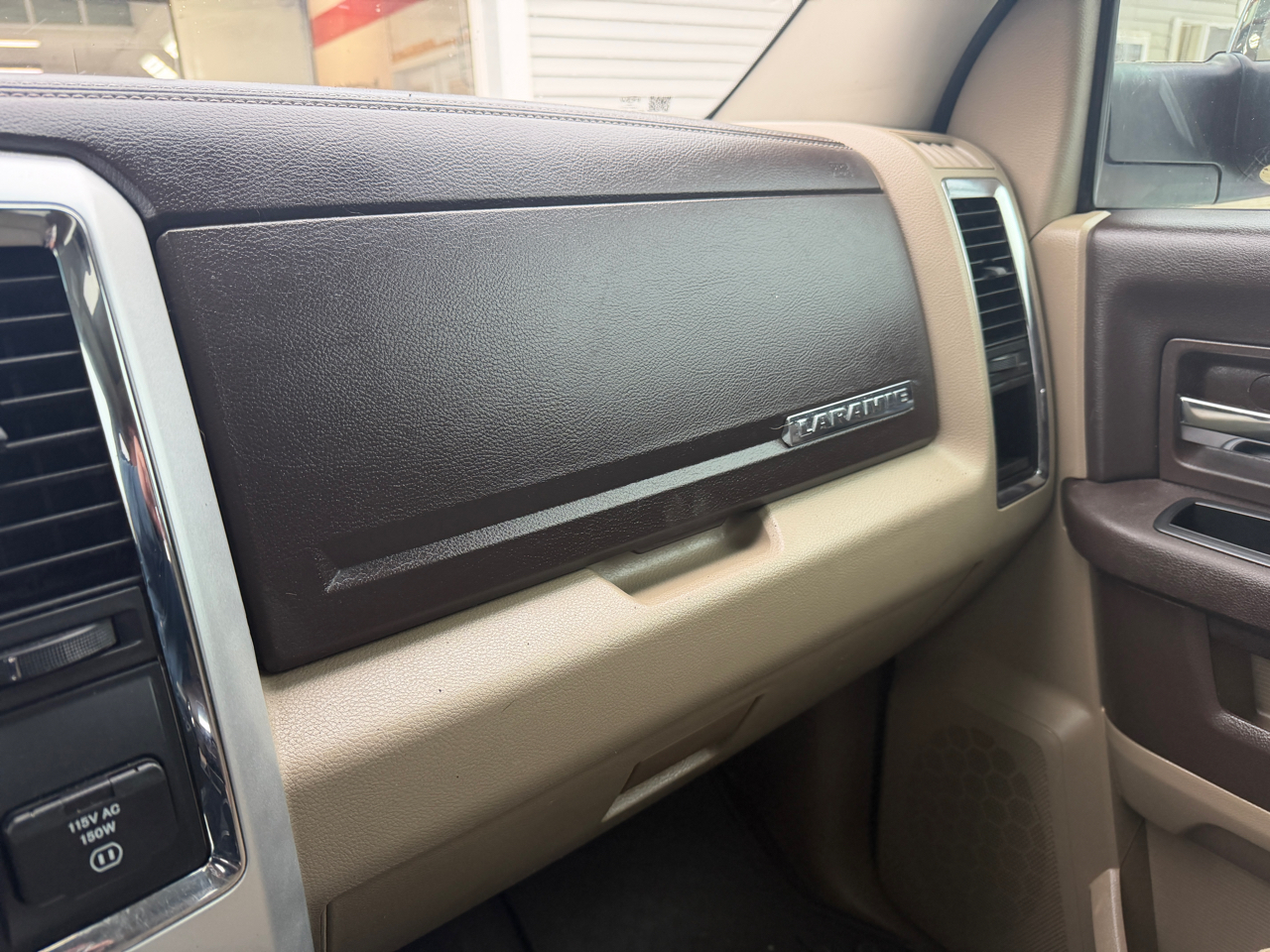 RAM 1500 4WD Quad Cab 140.5" Laramie 2011