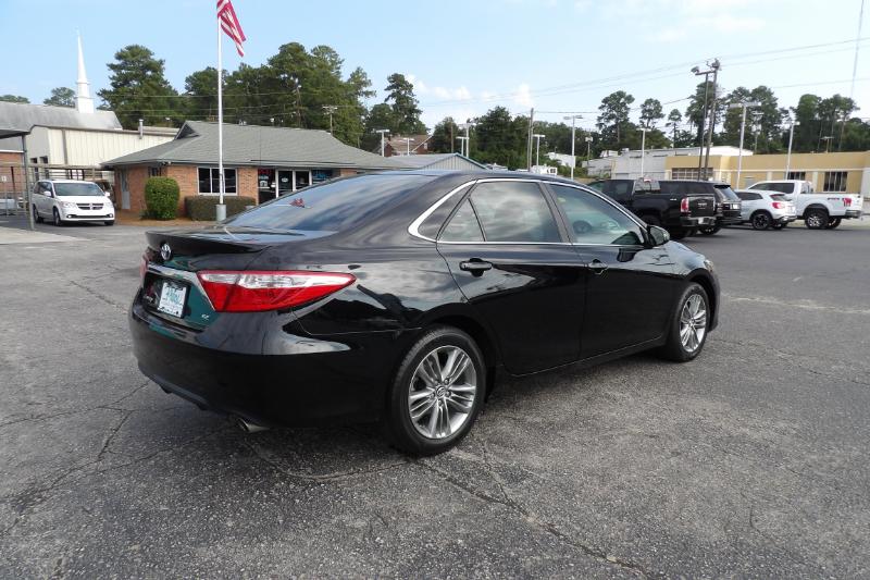 2015 Toyota Camry SE photo 2