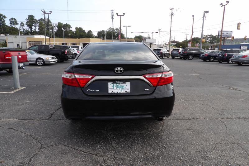 2015 Toyota Camry SE photo 3