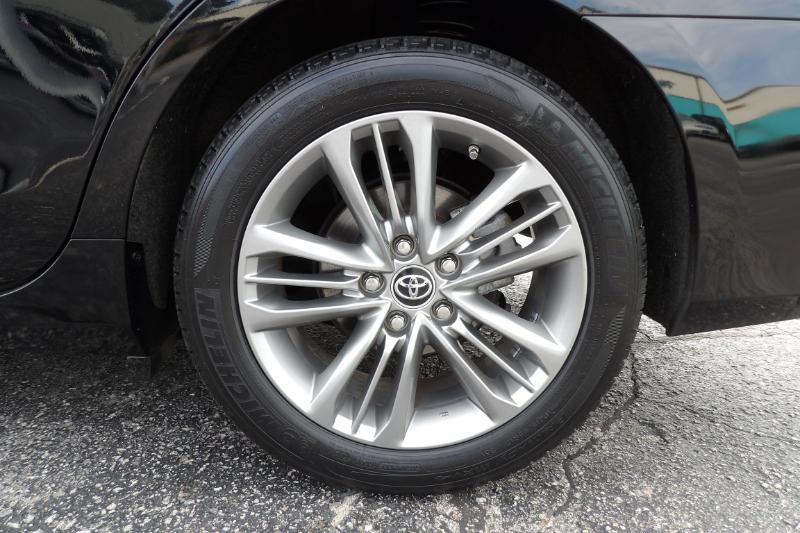 2015 Toyota Camry SE photo 9