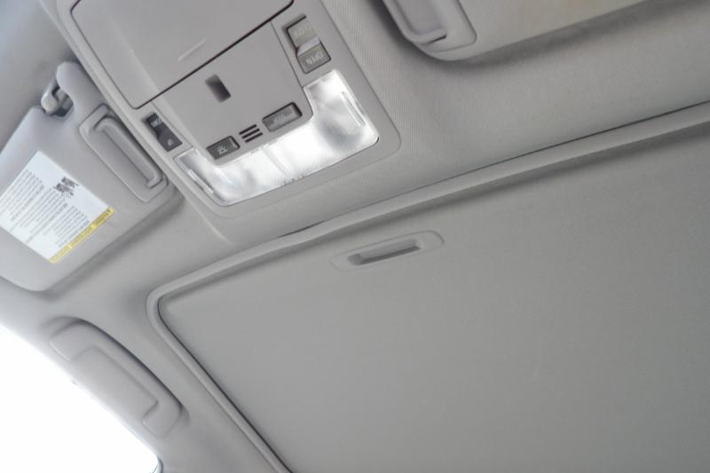 2015 Toyota Camry SE photo 19