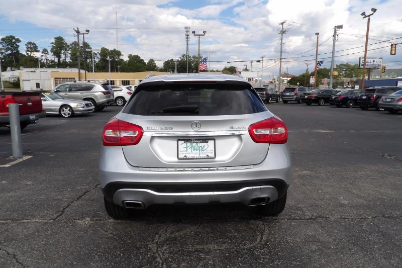 2019 Mercedes Benz GLA 250 4MATIC photo 4