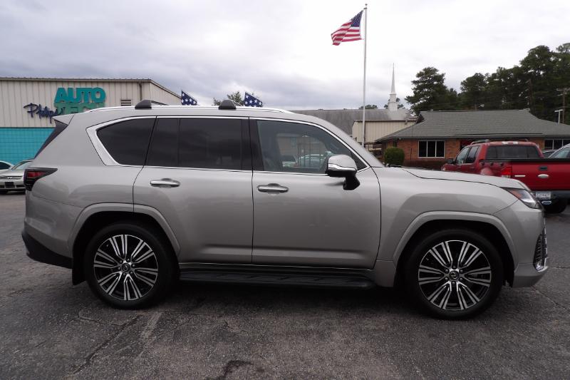2023 Lexus LX 600 Luxury photo 2