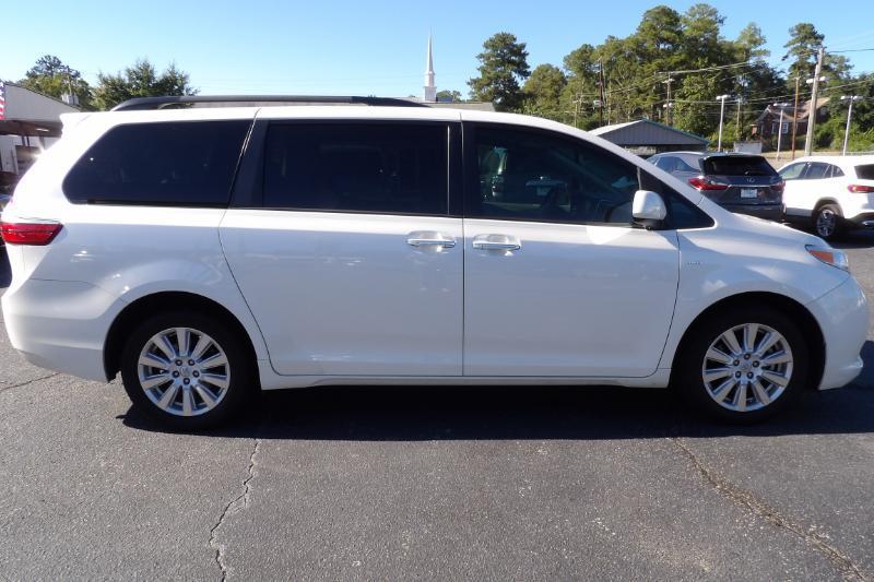 Toyota Sienna XLE 7-Passenger AWD 2017
