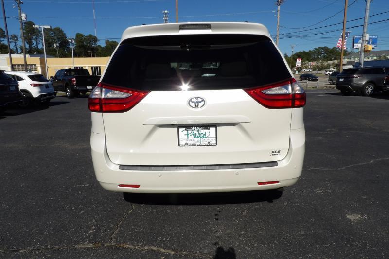 Toyota Sienna XLE 7-Passenger AWD 2017