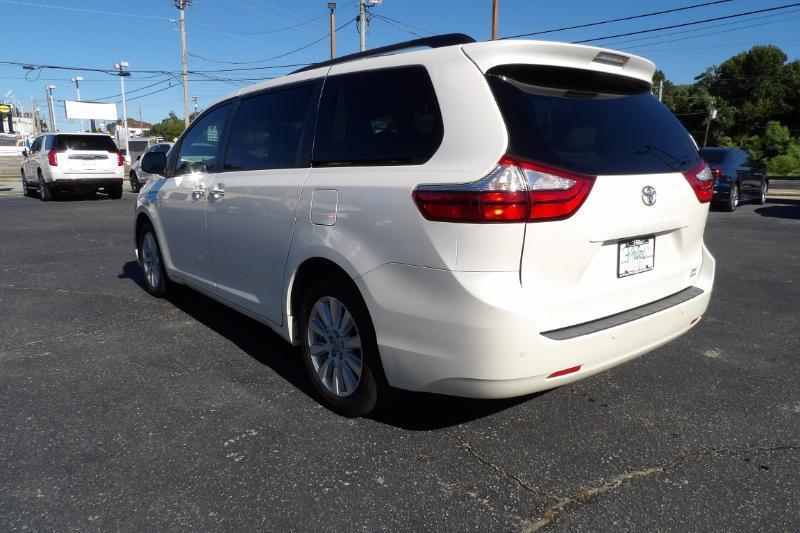 Toyota Sienna XLE 7-Passenger AWD 2017