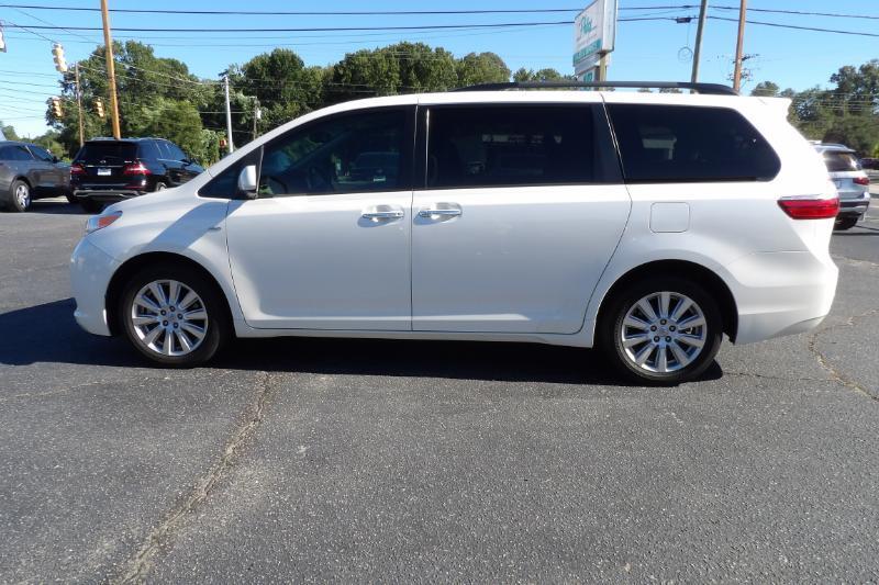 Toyota Sienna XLE 7-Passenger AWD 2017