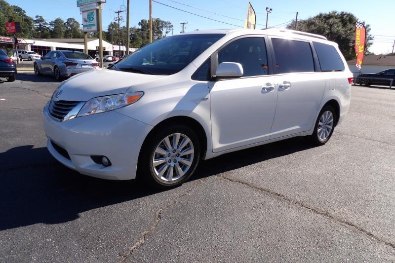 Toyota Sienna XLE 7-Passenger AWD 2017