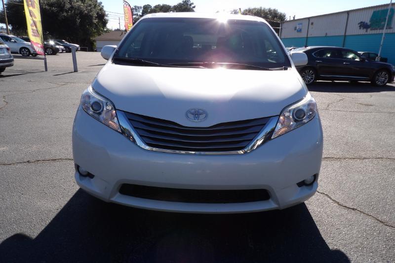 Toyota Sienna XLE 7-Passenger AWD 2017