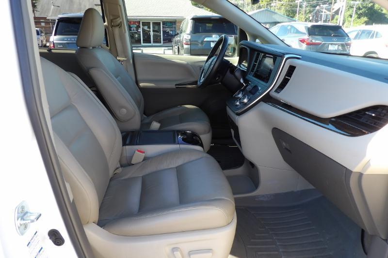 Toyota Sienna XLE 7-Passenger AWD 2017