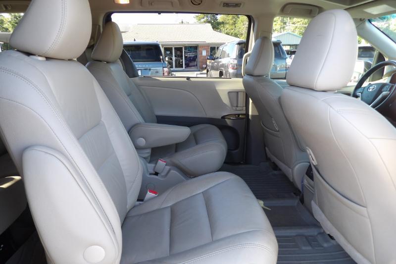 Toyota Sienna XLE 7-Passenger AWD 2017