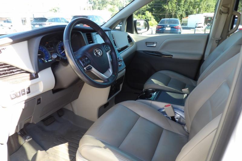 Toyota Sienna XLE 7-Passenger AWD 2017