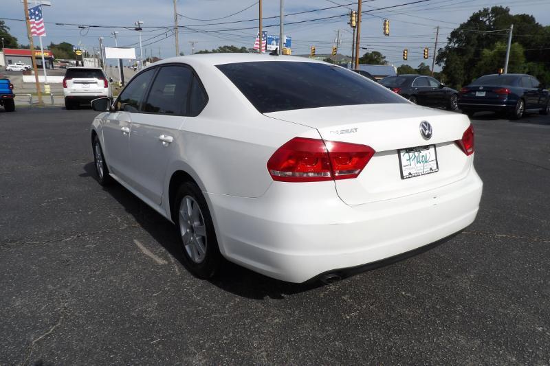 Volkswagen Passat 2.5L S W/Appearance 2014