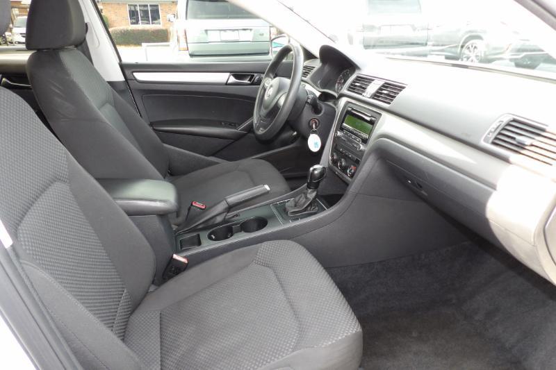 Volkswagen Passat 2.5L S W/Appearance 2014